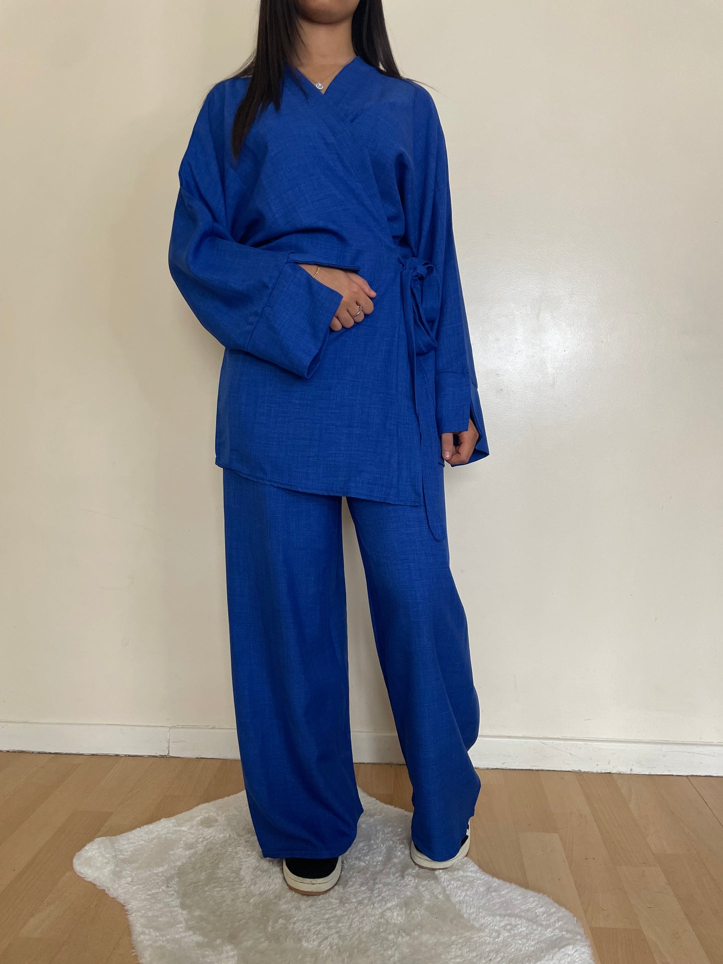 Ensemble Hajar bleu roi