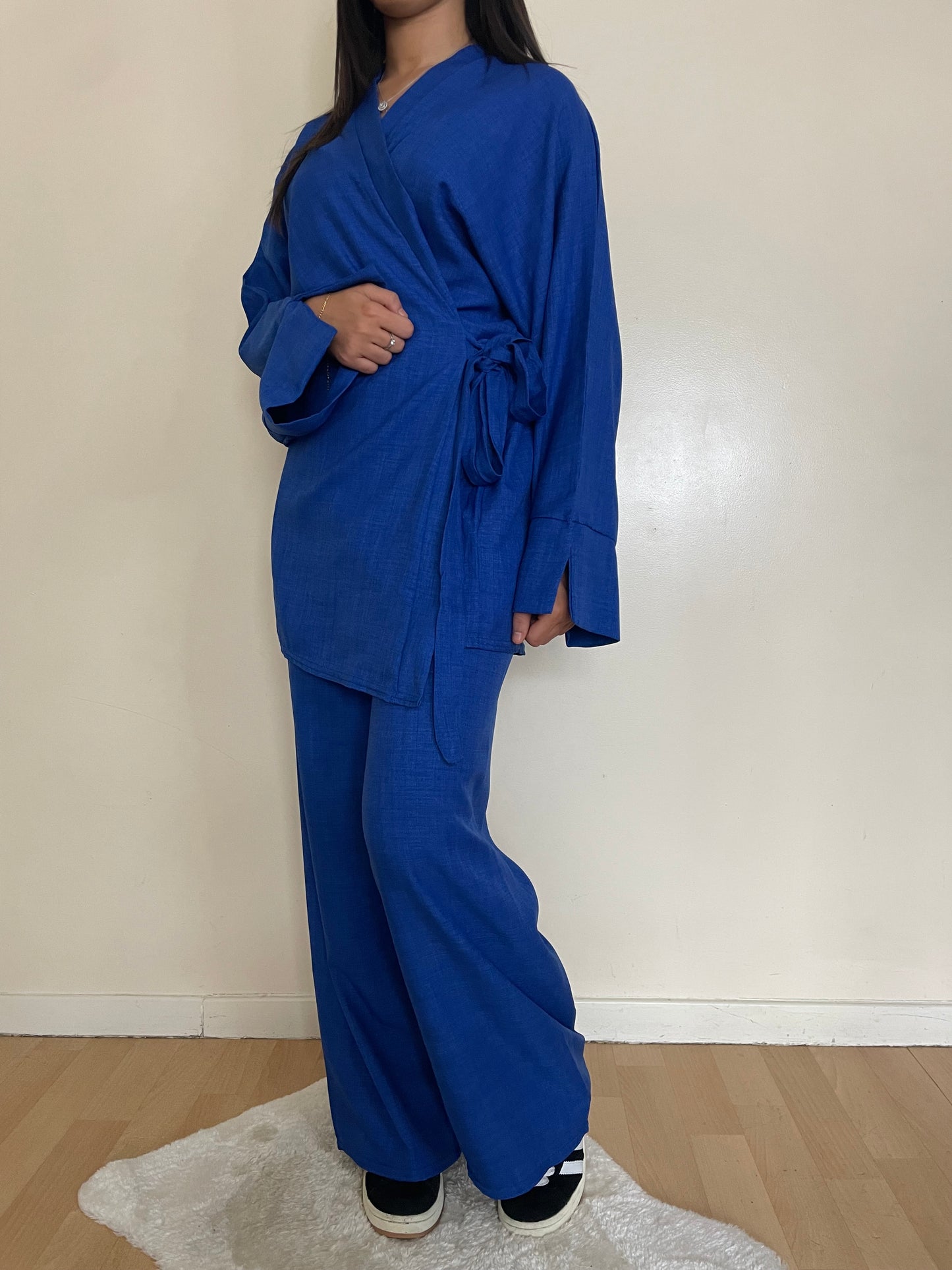 Ensemble Hajar bleu roi