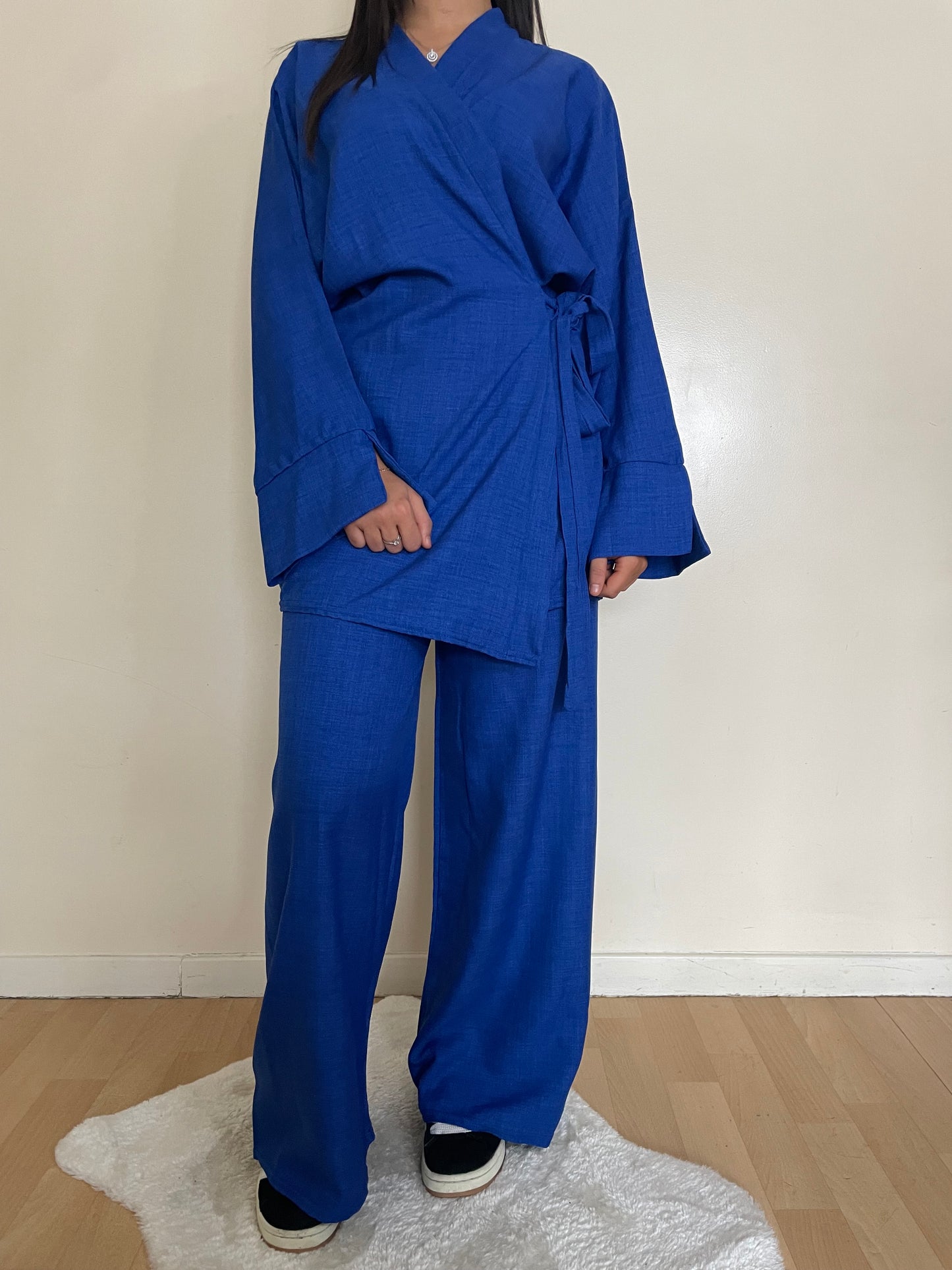 Ensemble Hajar bleu roi