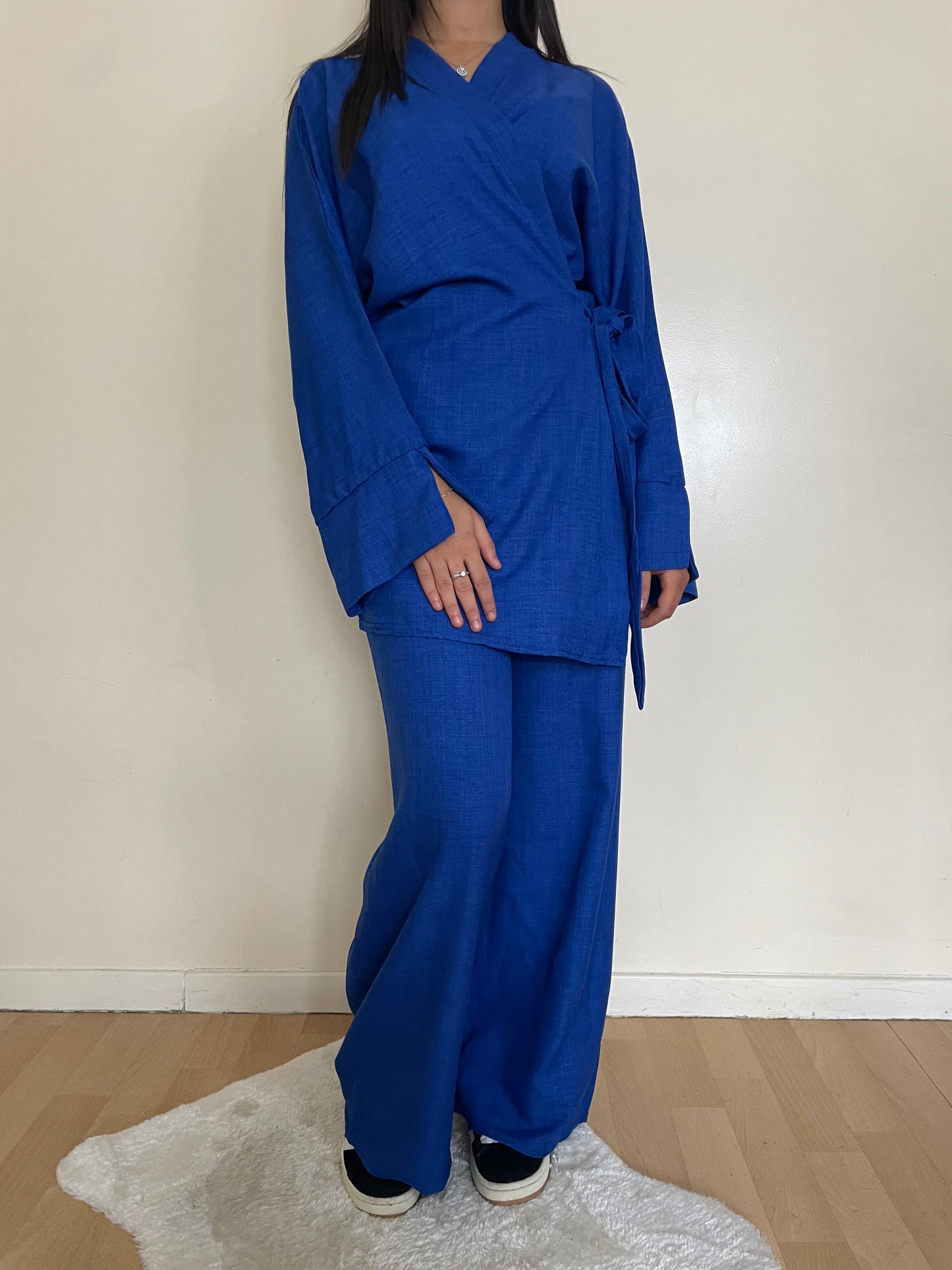 Ensemble Hajar bleu roi